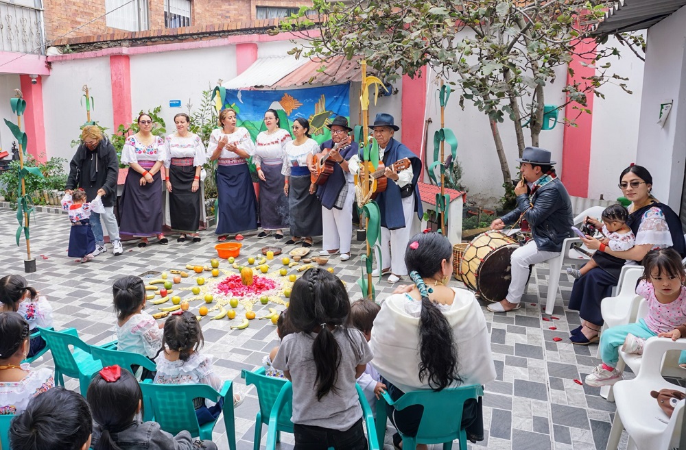 foto de mujeres, hombre y niños y niñas de la casa de pensamiento intercultural